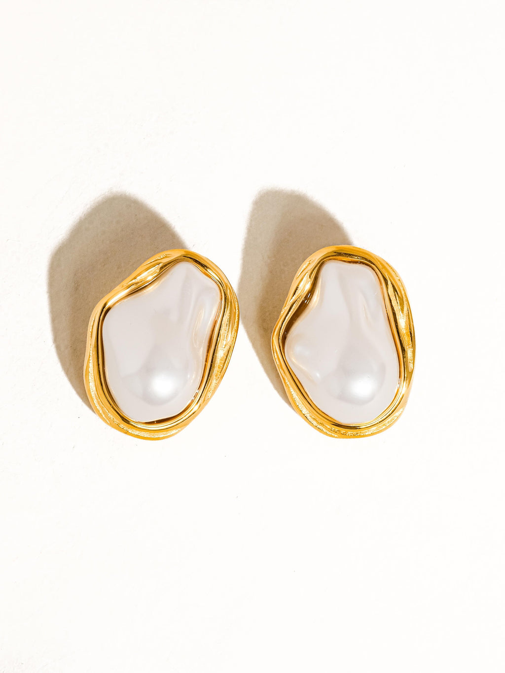 Classic Pearl Round Earring