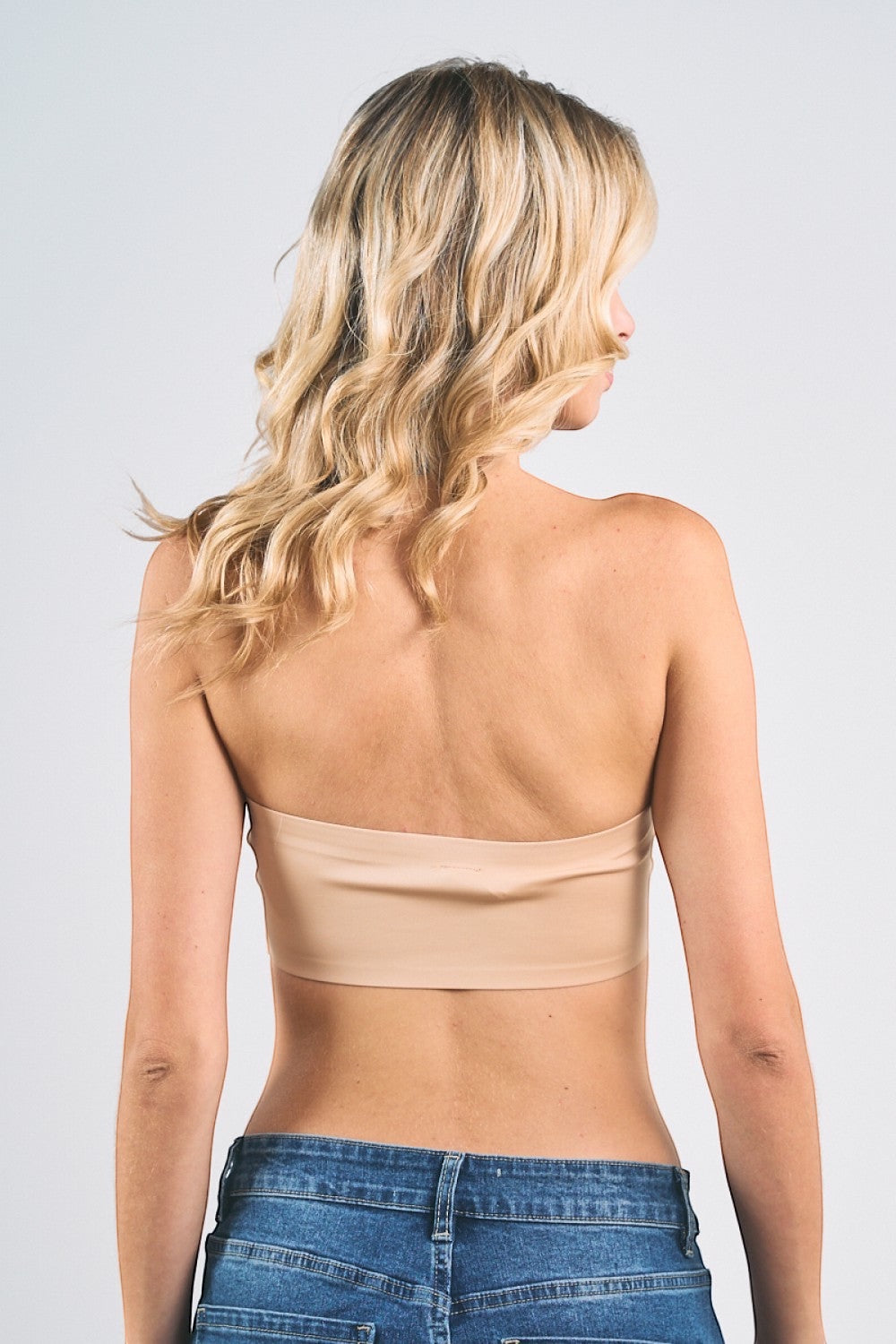 Experience ultimate comfort and versatile style with our Seamless Bandeau Top. Crafted from a soft, stretchy fabric, this bandeau top offers a smooth, second-skin feel that moves with you throughout the day.